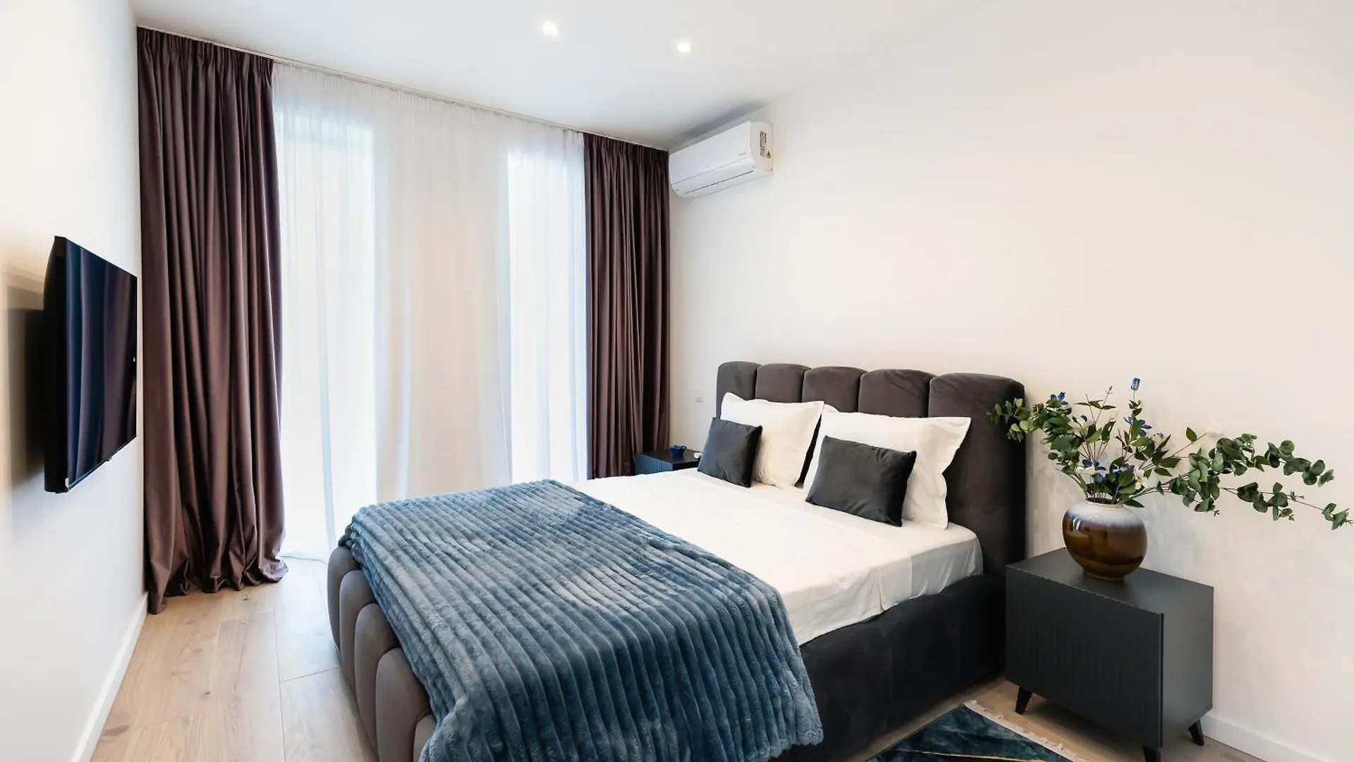 Roots Two - Tranquil Lakeview Escape With Balcony Bucharest