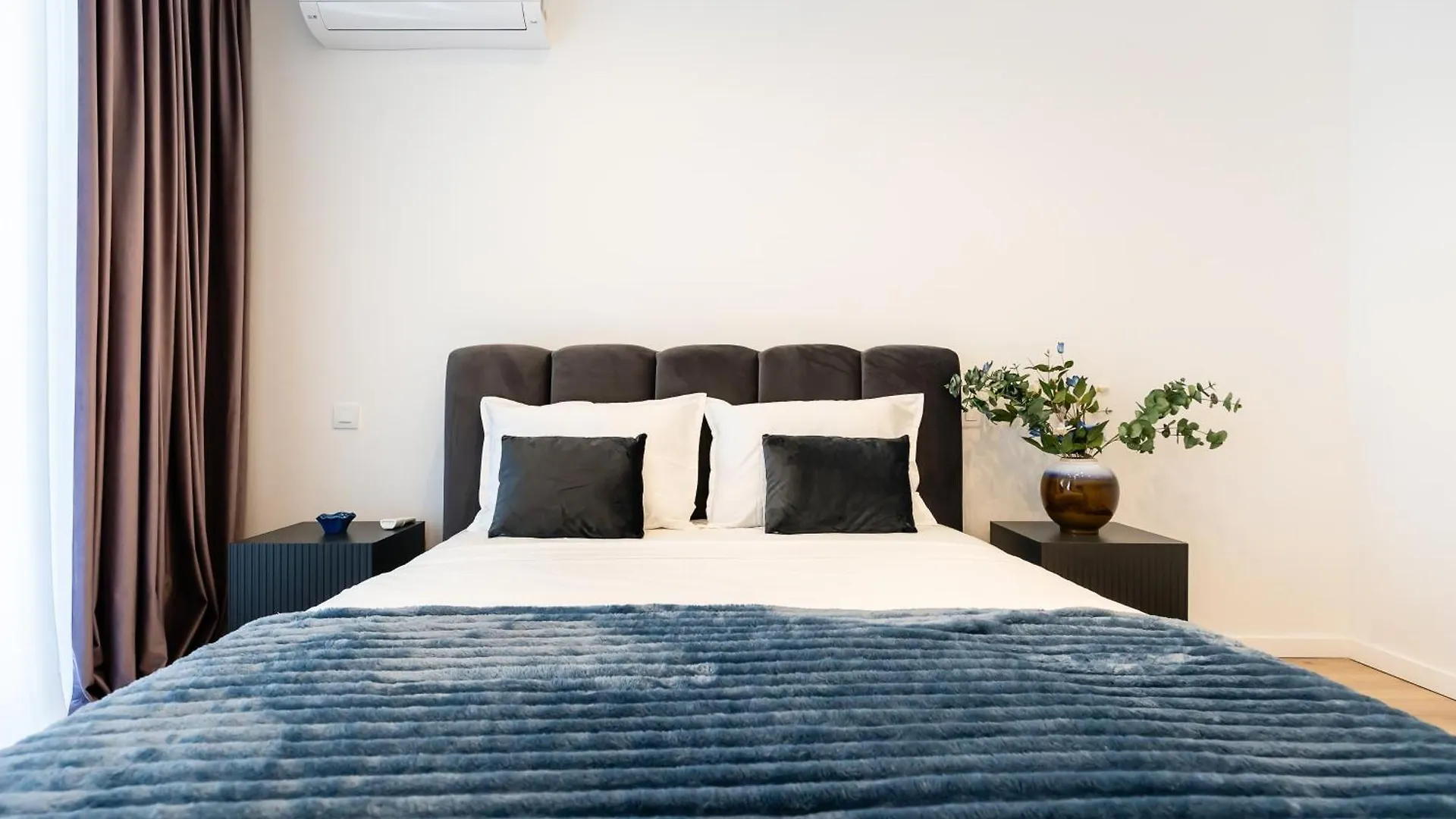 Roots Two - Tranquil Lakeview Escape With Balcony Bucharest Apartment