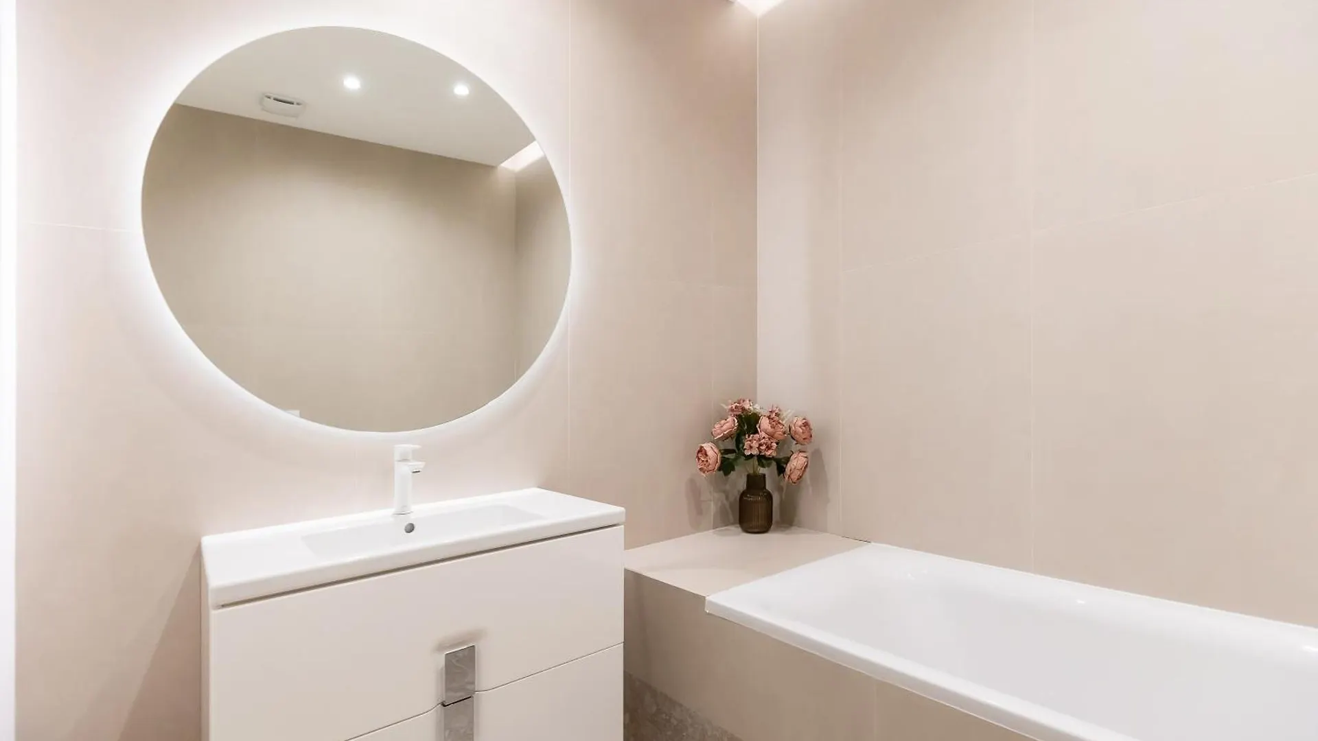 Roots Two - Tranquil Lakeview Escape With Balcony Bucharest